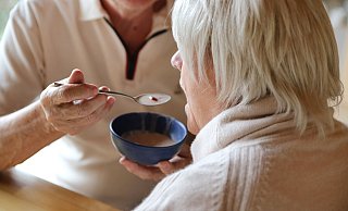 Zum Sommer beendet ein großer Bielefelder Pflegedienst seine Arbeit. Für zahlreiche Menschen, die ambulant versorgt werden, müssen neue Betreuungsdienste gefunden werden. - Verwendung weltweit