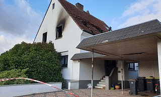 Vor dem Haus befindet sich Absperrband, die Polizei ermittelt. Noch ist unklar, was den Brand auslöste. - Ilja Regier