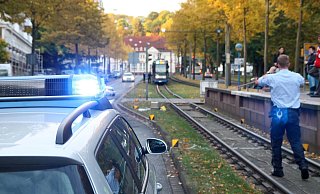 Die Stadtbahn der Linie 1 musste eine Notbremsung durchführen, um eine Kollision mit der Radlerin zu verhindern. Dieses Foto zeigt eine andere Unfallsituation und lässt nicht auf den aktuellen Unfallhergang schließen. - Symbolfoto: Jens Reichenbach