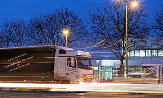 Ein Lasterfahrer hielt am Bielefelder Berg offenbar den Seitenabstand zu einem Pannen-Fahrzeug nicht ein. - Pixabay