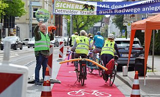 Zu Demonstrationszwecken wurde auf der Detmolder Straße ein roter Teppich ausgerollt. Er soll einen Radweg simulieren. - Barbara Franke