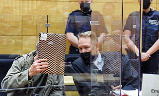 Ercan K. steht wegen zweifachen Mordes vor Gericht. Rechts neben ihm ist sein Verteidiger Carsten Ernst zu sehen. - Barbara Franke
