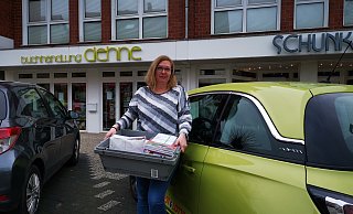 Die Buchhandlung von Kirsten Beul ist dicht. Sie fährt die Bestellungen jetzt zu ihren Kunden. - Susanne Barth