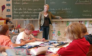 Lehrermangel: Vor allem an den Grundschulen ist die Lage dramatisch. Eine Studienplatz-Offensive soll das Problem in NRW entschärfen. - picture alliance