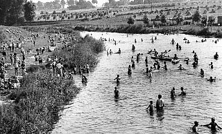 Sommerliches Badevergnügen: Unter die Schwimmer mischen sich Paddler. - Foto: Sammlung Polster