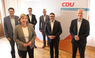Die Die Bundestagskandidaten der CDU in OWL: Joachim Ebmeyer (v.l.), Angelika Westerwelle, Carsten Linnemann, Christian Haase, Oliver Vogt und Ralph Brinkhaus. Kandidatin Kerstin Vieregge fehlt auf dem Foto. - Carolin Nieder-Entgelmeier