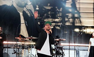Mitreißend: Sänger Mark Forster auf der Bühne des Beverunger Weser Open Airs. - Burkhard Battran