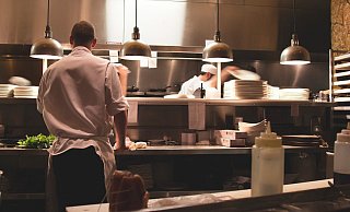 Ein 30-jähriger Klinik-Koch aus Bad Oeynhausen soll eine Auszubildende im Kühlhaus und im Auto sexuell belästigt haben. - Symbolfoto: Pixabay