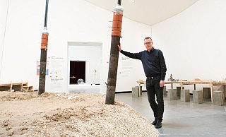 Roland Nachtigäller neben der "Insel im Marta" des belgischen Künstlers Adrien Tirtiaux in der Ausstellung "Glas und Beton". - Ralf Bittner