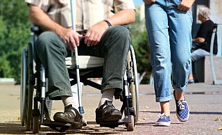Personen mit Rollstuhl müssen mit dem Auto bis vor die Arztpraxis fahren können, sagt Ulla Schmidt. - Symbolbild Pixabay