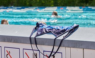 Siegen macht's vor: Hier dürfen Frauen genauso wie Männer oben ohne schwimmen. In Schwimm- und Freibädern im Kreis Paderborn ist das bisher keine Option. - Annette Riedl