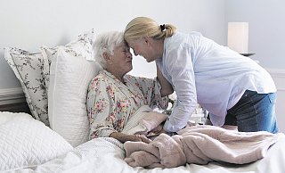 Derzeit unvorstellbar: Nicht mal mit Gesichtsmaske ist momentan so ein enger Kontakt zwischen Ehrenamtlichen und hilfsbedürftigen Menschen möglich. Stattdessen müssen Telefonate und Briefe erst einmal genügen. Eine schwierige Situation. - istock