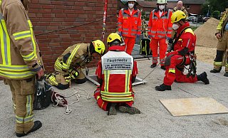 Die Höhenretter und Feuerwehrleute holen den Verletzten aus dem Schacht. - Feuerwehr Delbrück