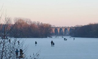 Seltener Anblick: Der Bielefelder Obersee ist zugefroren, Spaziergänger und Schlittschuhläufer sind unterwegs. - NW