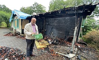Matthias Strehlow steht vor den Trümmern des Gartenbau-Unterrichtshauses. - Wolfgang Wotke