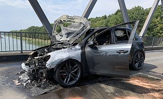 Der Motorraum des Golf GTI brannte. Das Feuer schlug schnell in den Innenraum über, bevor es von der Freiwilligen Feuerwehr gelöscht werden konnte. - Noah Brümmelhorst