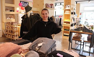 "Fünf. What girls love" hat Carla Lentzen ihr Geschäft in Wiedenbrück genannt, in dem sie die aktuelle Herbstkollektion anbietet. Von Lieferengpässen sei sie "zum Glück" nicht betroffen, sagt die 27-Jährige. - Marion Pokorra-Brockschmidt