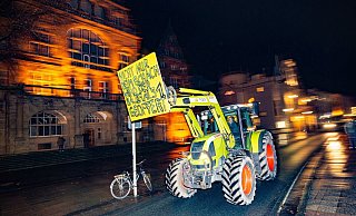 Ankunft am Niederwall: Die Treckerkarawane schlängelte sich zuvor über den Ostwestfalendamm. - Mike-Dennis Müller