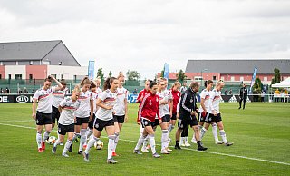 Die deutsche Frauenfußball-Nationalmannschaft beim Training in Pont-Péan.  - picture alliance/dpa
