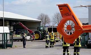 Bei einem Arbeitsunfall aus dem Hof eines Landmaschinenhandels in Thüle zog sich ein 19-Jähriger schwere Kopfverletzungen zu. - Ralph Meyer