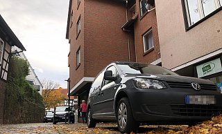 Mehrere Zivilfahrzeuge der Kriminalpolizei stehen am Freitagvormittag vor dem Haus in Hausberge, aus dem das SEK aus Bielefeld am frühen Morgen einen 37-jährigen Tatverdächtigen abgeführt hat. - Thomas Lieske