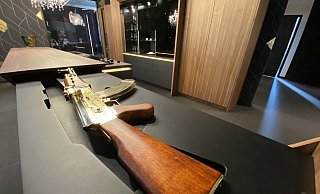 Für die Kalaschnikow AK45 gibt es im Küchentresen eine Schublade. - Dirk Windmöller