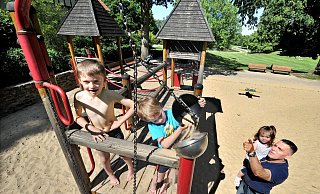 Alles eine Frage der Logistik: Jack (7) und Colin (4) auf ihrer Baustelle auf dem Klettergerüst im Bürgerpark. Alena Marie guckt auf dem Arm ihres Papas Ismail Gömez lieber erstmal noch zu. - Andreas Frücht