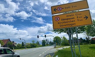 Die Ampel an der Bundesstraße 68 bei Dörenhagen ist seit einer knappen Woche freigeschaltet. Eigentlich sollte sie schon viel länger den Verkehr an dieser Gefahrenstelle regeln. - Jens Reddeker