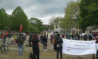 Weil nur 50 Teilnehmer zur 1. Mai-Kundgebung der Linken zugelassen waren, musste die Hälfte der Zuhörer im Ravensberger Park spazieren gehen. - Die Linke