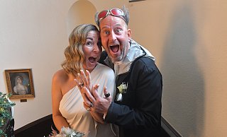 Dany und Tom Lehel haben in Gütersloh geheiratet. Im vergangenen Jahr ist er für sie aus Köln nach OWL gezogen. - Jens Dünhölter