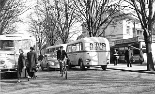 Mit der Aktentasche in der Hand: Hut, Mantel und die Ledertasche - so ging "Mann" damals zur Arbeit. Bei der Neugestaltung des Platzes Ende der 1970er sind Bäume, Gebäude und Buden verschwunden. - Archiv Geschichtsverein