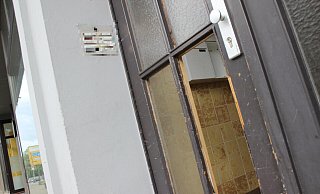 Unfassbar: Bei einer Immobilie erwartet uns direkt eine eingeschlagene Eingangstür. - Jan-Henrik Gerdener