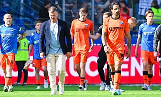 Die Spieler des SC Paderborn und Trainer Lukas Kwasniok verlassen nach dem 0:3 in Karlsruhe enttäuscht den Platz. - IMAGO/DeFodi Images Die Spieler des SC Paderborn und Trainer Lukas Kwasniok verlassen nach dem 0:3 in Karlsruhe enttäuscht den Platz. - IMAGO/DeFodi Images