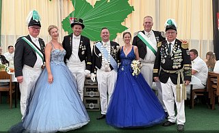 Bürens Oberst Andreas Köchling (v.l.), das Bürener Königspaar Steffen Löper und Nora Rosensträter, das neue Kreiskönigspaar aus Salzkotten David Käuper und Sabrina Bohr, Salzkottens Oberst Matthias Kemper (Sonne) und der stellv. Kreisschützenoberst Johannes Hennek. - Johannes Büttner