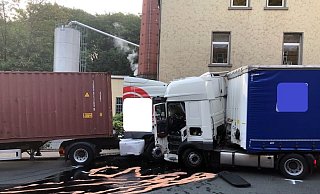 Zwei Lkw prallen frontal zusammen. - Polizei Minden-Lübbecke
