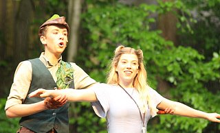 Magnus Knipping und Therese Becker in den Hauptrollen als Peter Pan und Wendy. - Burkhard Battran