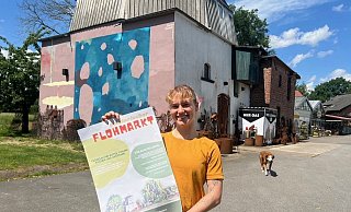 Schon im vergangenen Jahr warb Janika Sens mit großen Plakaten für den solidarischen Flohmarkt. 2024 ging der Erlös an das Hexenhaus Espelkamp sowie die Hospizinitiative. In diesem Jahr gehen die Einnahmen an einen Tierschutzhof. - Kirsten Tirre/Bearbeitung: T. Löhrig