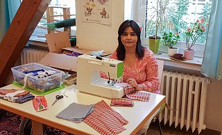 Endlich wieder dabei: Rahima B. kommt einmal pro Woche mit drei weiteren Frauen ins Café Connect und näht Masken.  - Tina Gallach