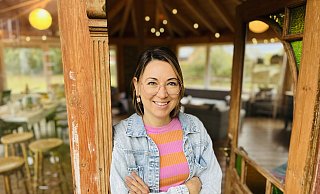 Chiara Reckmann ist Grundschullehreri im Kreis Gütersloh. Nebenberuflich lebt sie sich kreativ aus und produziert handgefertigte Ohrringe. - Lena Vanessa Bleck