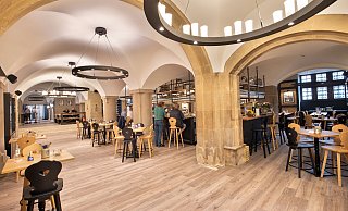 Blick ins Hofbräu: Unter dem Gewölbe lädt das neue Wirtshaus zu Bier und deftigen Speisen ein. Es steht aber auch Leichtes und Veganes auf der Karte. - Oliver Krato