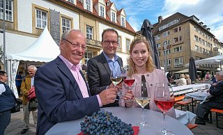 Auf geht's: Pit Clausen, Martin Knabenreich und Weinprinzessin Klara Zehnder, v. l., eröffnen den Weinmarkt mit Wein in den Farben Weiß, Rosé und Rot. - Foto: Andreas Zobe/NW