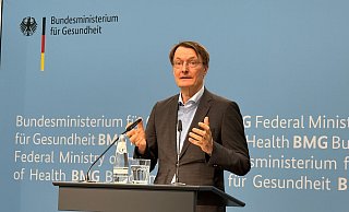 Bundesgesundheitsminister Lauterbach hat dem Kabinett eine Regierungsverordnung zur Anhebung des Pflegebeitrags zugeleitet. - Jörg Ratzsch/dpa