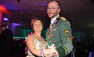 Das Königspaar Gabi und Manfred Bonensteffen auf der Tanzfläche. Beide feiern mit 200 Gästen in der Stukenbrocker Schützenhalle. - Karin Prignitz