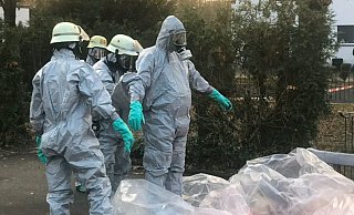 Für den ABC-Einsatz mit Schutzanzügen rückte die Wehr nach Stieghorst aus. - Christian Mathiesen