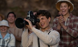 Gabriel LaBelle sieht als junger Sammy Fabelman die Welt durch die Kamera. - Merie Weismiller Wallace/Universal/Storyteller Distribution Co., LLC./dpa