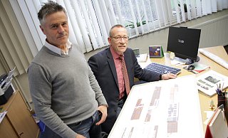 Kämmerer Martin Rehermann (l.) und Bürgermeister Hans Hermann Bluhm haben die Pläne für den Aus- und Umbau der Schule an den 7 Quelle in Willebedessen zu einem Familienzenmrum vor sich. Dafür wird die Stadt im kommenden Jahr 3,1 Millionen investieren. - Dieter Scholz