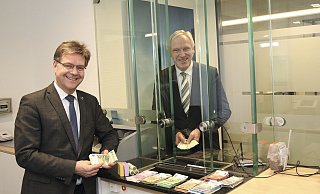 Vorstände Jörg Horstkötter und Rudolf Hagenbrock stellen erhöhten Liquiditätszufluss im Geschäftsjahr 2020 fest. - VB Delbrück/Hövelhof
