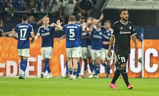 Während die Schalker am Ende einen Heimsieg bejubeln konnten, waren Leon Bell Bell (r.) und seine Magdeburger Teamkollegen nach dem Abpfiff restlos bedient. - dpa