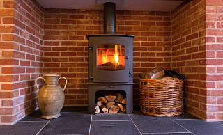 Für alle, die den Traum vom eigenen Ofen schon länger hegen oder das Zuhause pünktlich zum Winter mit echter Wärme füllen möchten, ist jetzt der ideale Zeitpunkt, um sich damit zu beschäftigen. - Canva