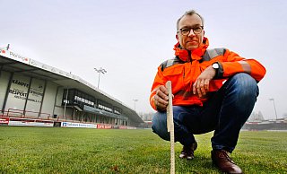 Bauhofleiter Martin Irmer zeigt eines der 18 Zentimeter tiefen Löcher im Stadionrasen. Der Platz wird für das Pokalspiel gut vorbereitet. - Roland Thöring